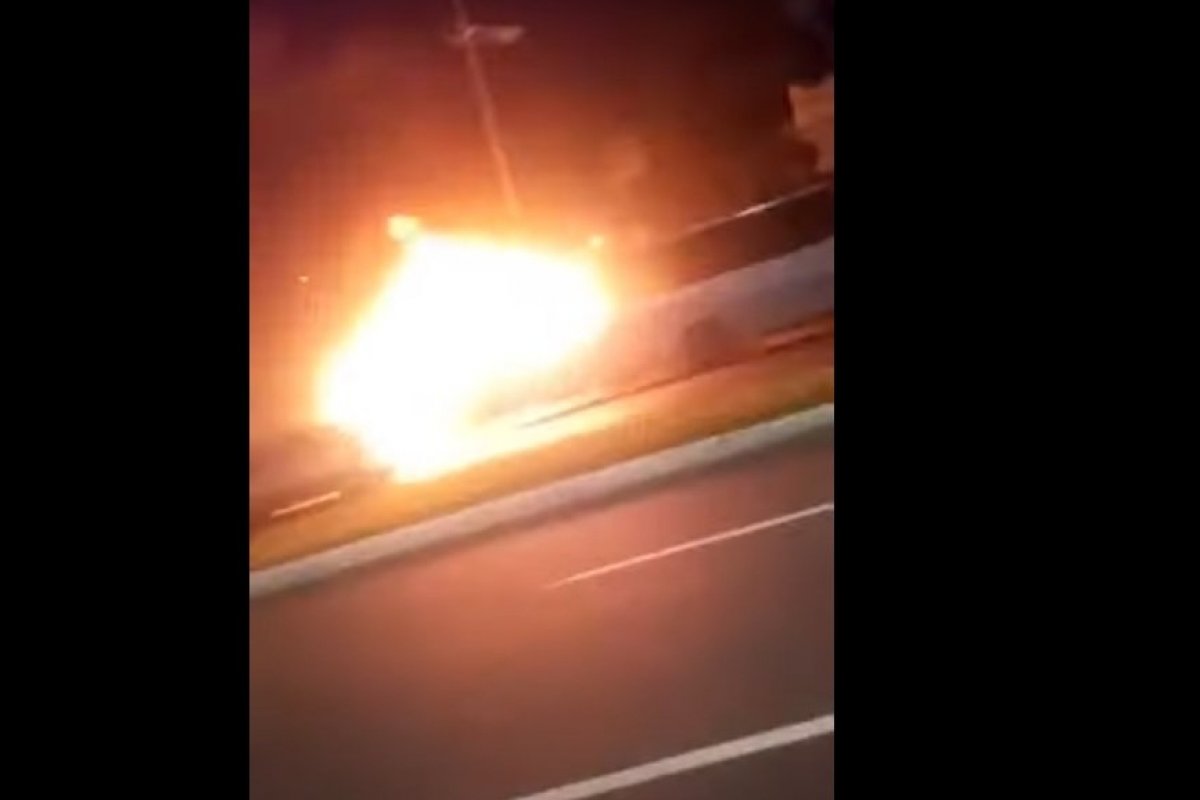 Vídeo: ônibus pega fogo na Av. Paralela