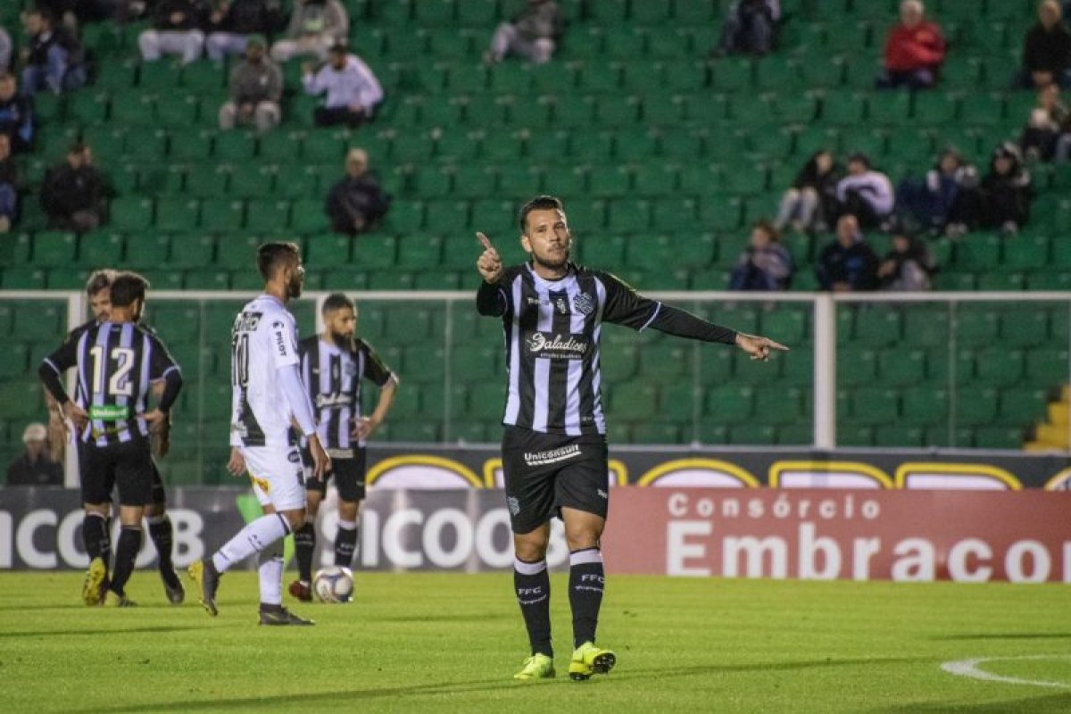 Figueirense quita pendências com elenco e funcionários