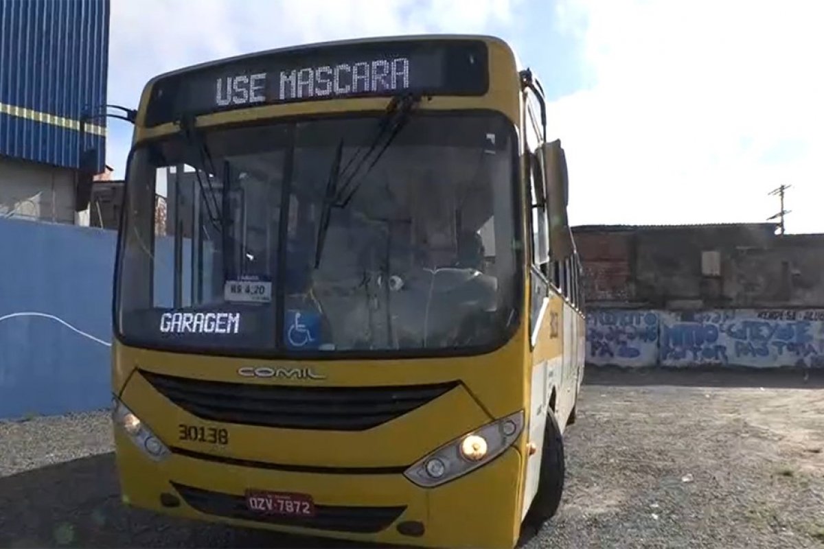 Grupo armado assalta ônibus e leva pertences de passageiros em Salvador