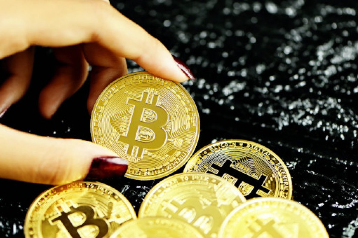 Bitcoin bate novo recorde de valorização e está valendo mais de US$ 62 mil nesta terça-feira (13)