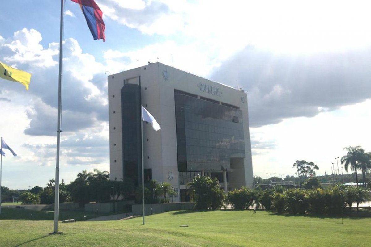 Sinovac vai doar 50 mil doses de vacina à Conmebol para imunização de jogadores