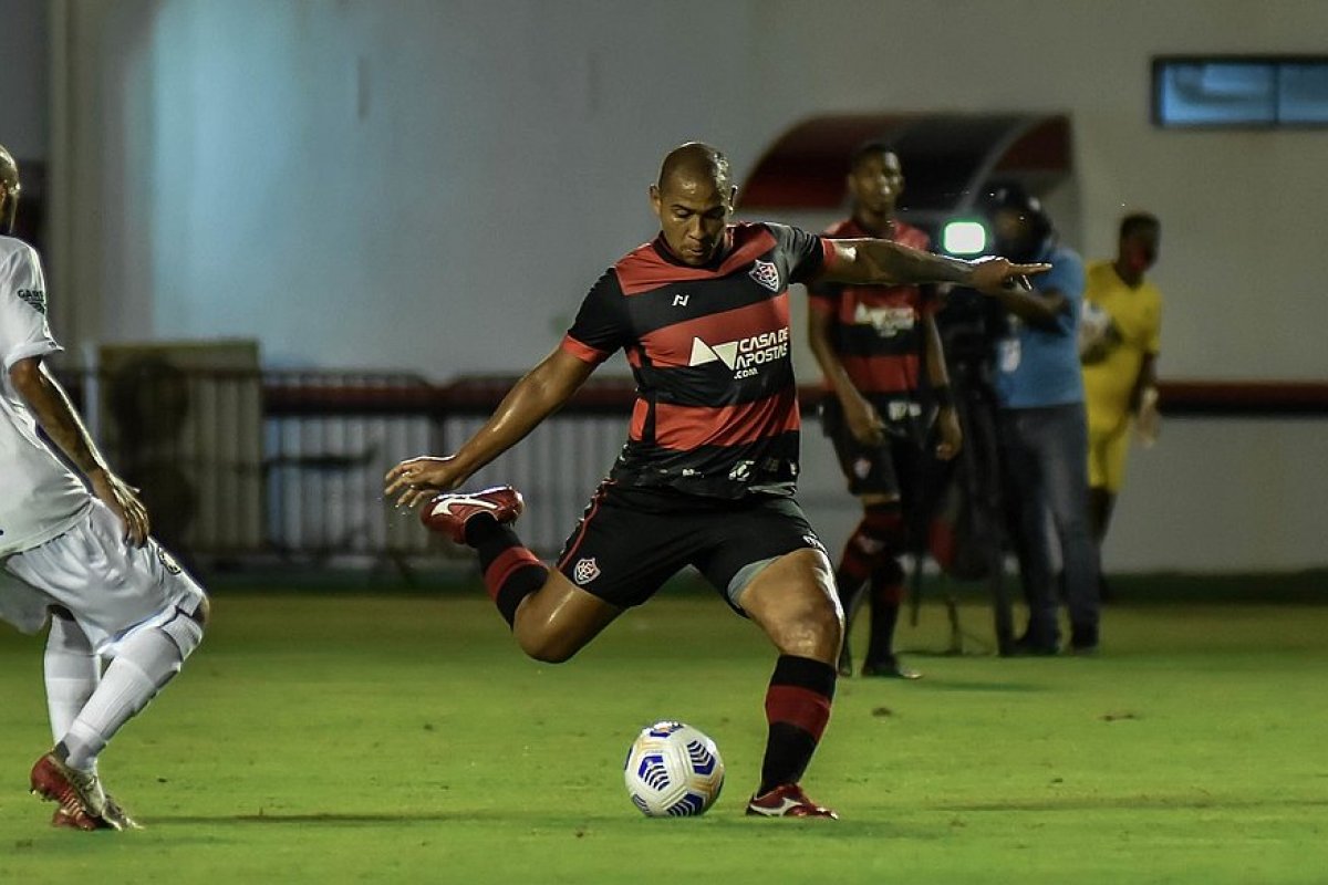 Vitória anuncia rescisão de contrato com Walter