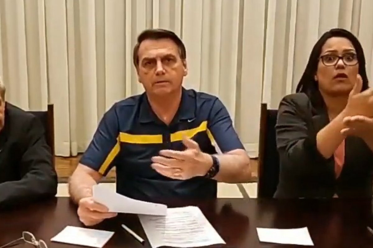Em live, Bolsonaro fala em exageros sobre incêndios na Amazônia