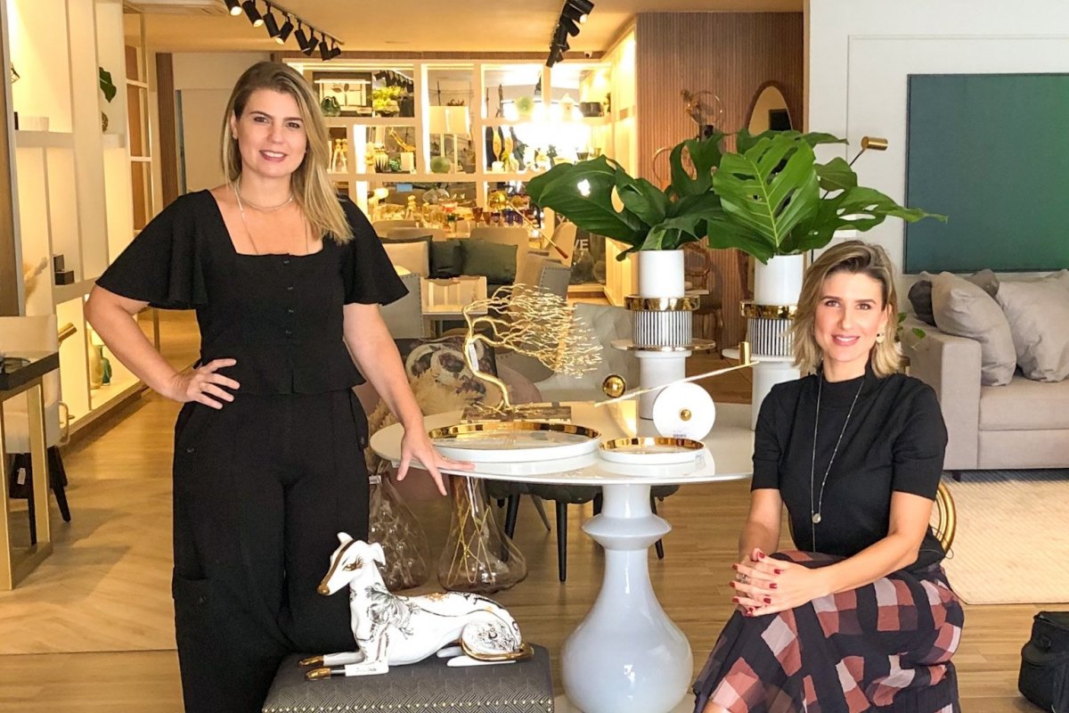 Arquiteta Susana Clark Fiuza confere a inauguração de nova loja do Grupo Galpão Design