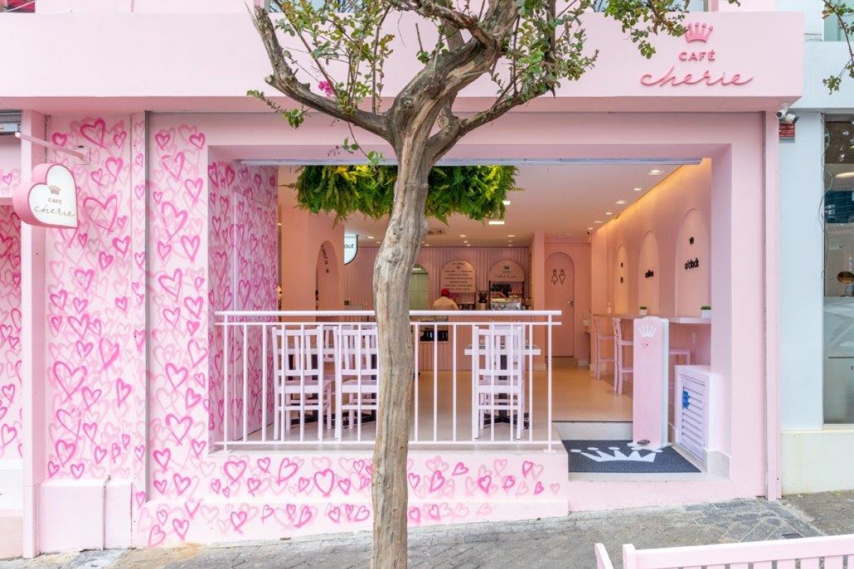 Espaço instagramável, famoso pelo seu Pink Latte (café cor-de-rosa), faz sucesso em SP!