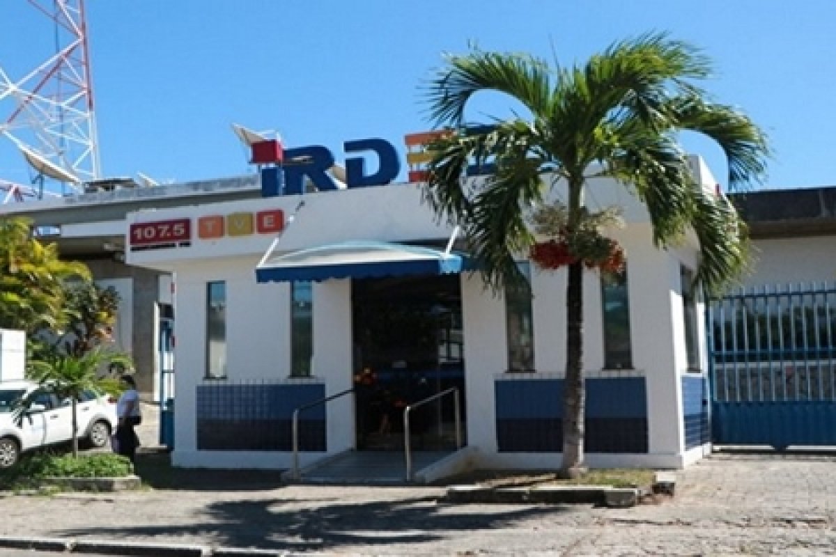 Edital do Irdeb burla jornada e escolaridade para contratar jornalista