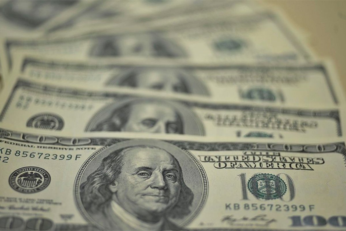 Venda de quase US$ 70 bilhões em reservas do governo não impede disparada do dólar