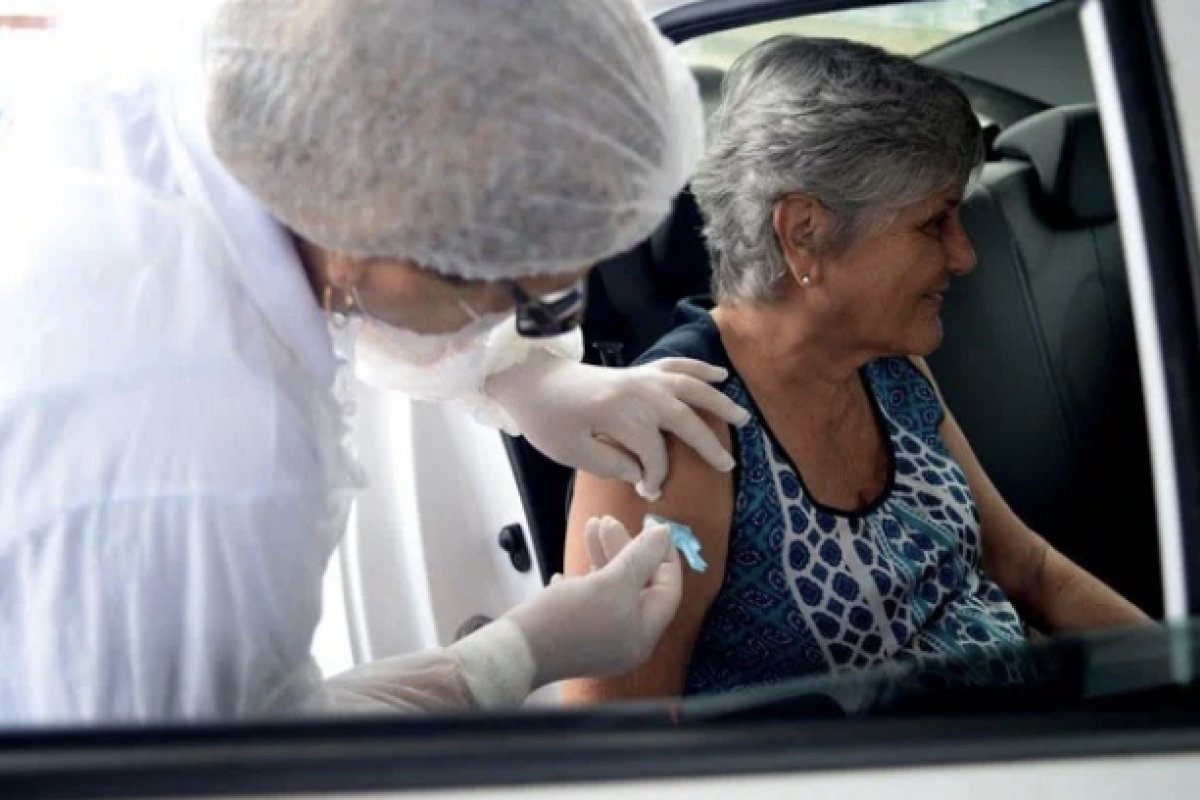 Idosos vão poder agendar segunda dose de vacina da Covid-19