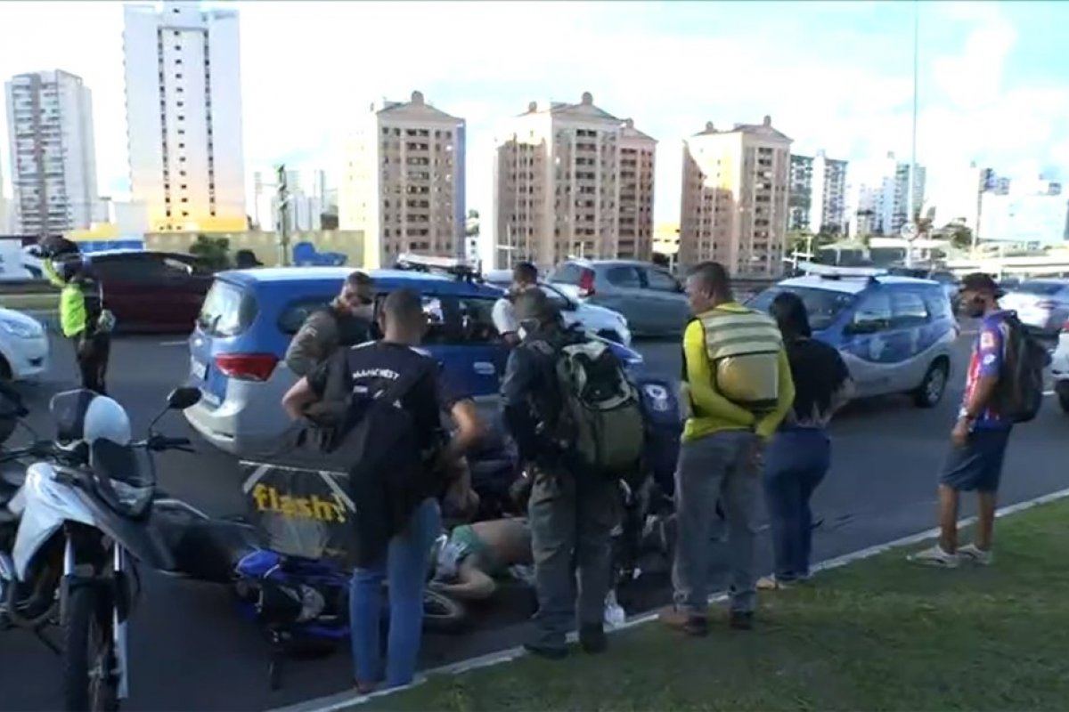 Motociclista fica ferido após batida com carro na Av. Paralela, em Salvador