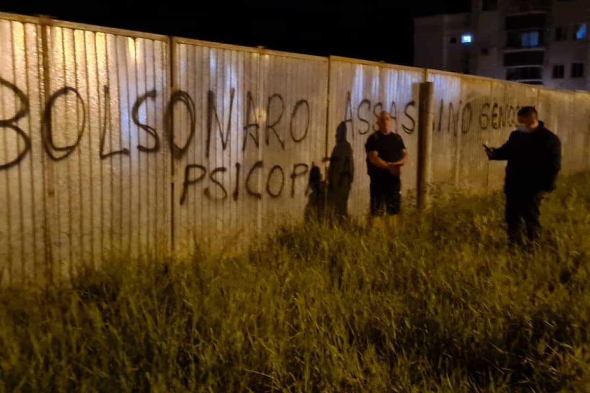 Vídeo: Professor universitário aposentado é flagrado pichando muro em Florianópolis