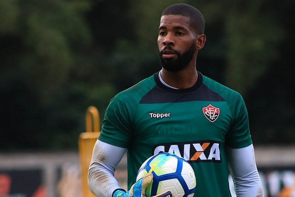 João Gabriel entra com ação na Justiça contra o Vitória para o pagamento de salários atrasados