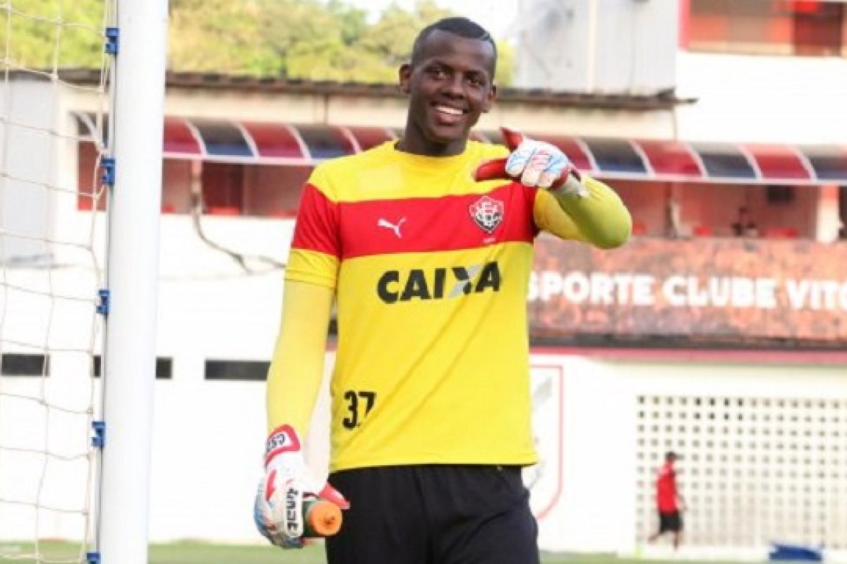 Goleiro Caíque retorna ao Vitória após temporada no futebol do Chipre