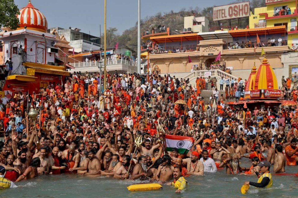 Mais de 700 pessoas testam para covid-19 após celebração religiosa na Índia