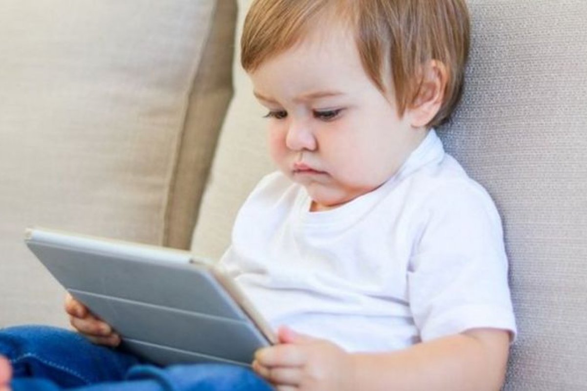 Especialistas explicam se youtubers podem influenciar nas expressões e sotaque de crianças