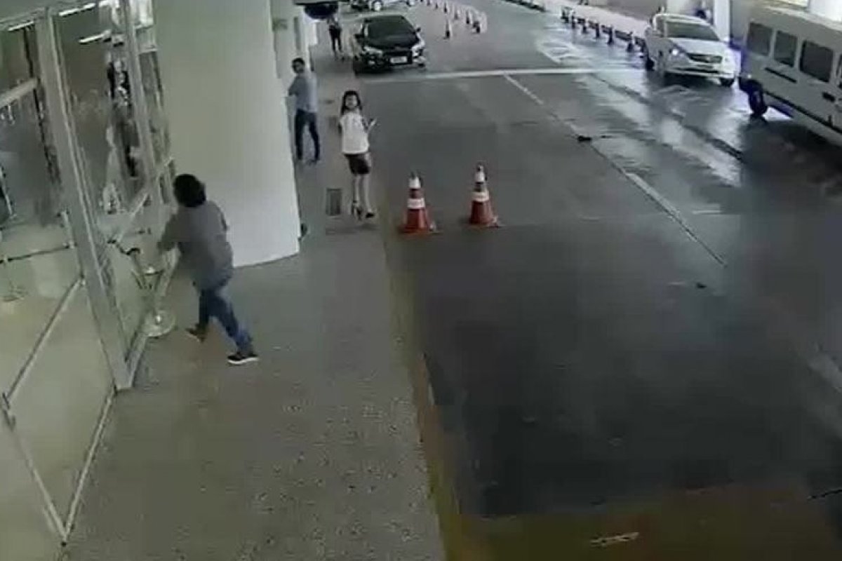 Homem quebra porta do Senado e é detido com armas de choque