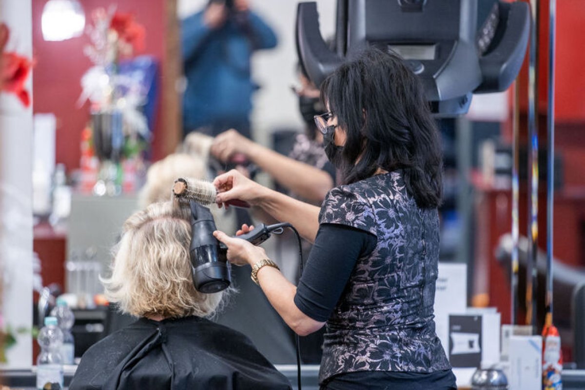 Setor de serviços tem alta de 3,7% em fevereiro e supera nível pré-pandemia, aponta IBGE