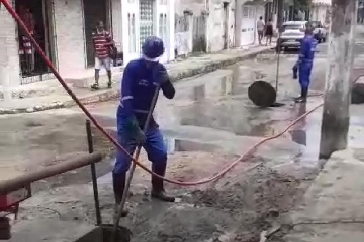 Vídeo: Após denúncia do Farol da Bahia, Embasa realiza serviço de saneamento em Periperi
