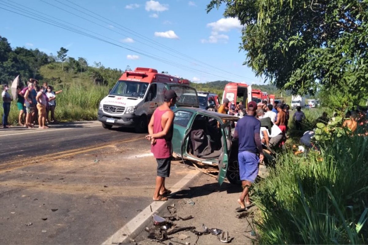 Oito pessoas ficam feridas após batida entre carro e caminhão na BR-330