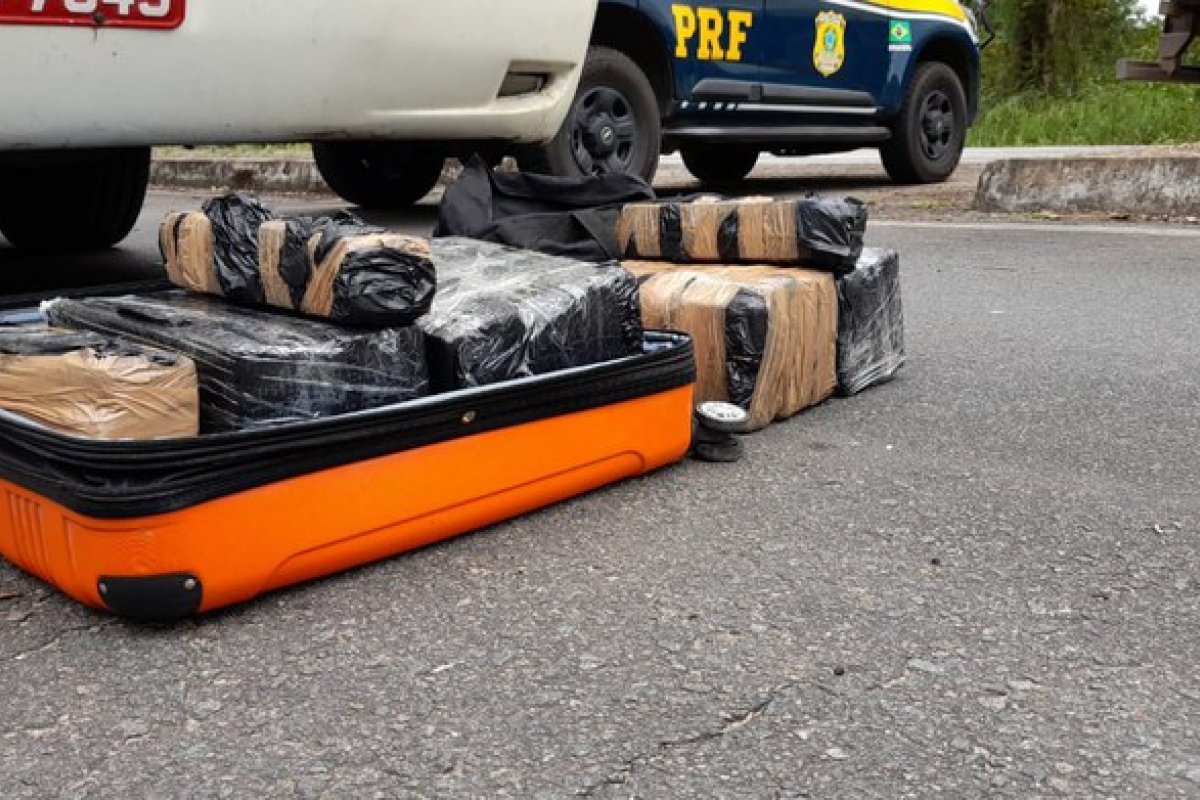 Homem é preso com 42 quilos de maconha dentro de mala na BR 101