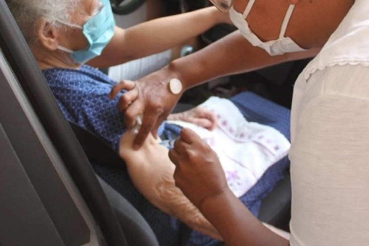 Em Salvador, vacinação contra Covid-19 nesta sexta (16) segue exclusiva para 2ª dose