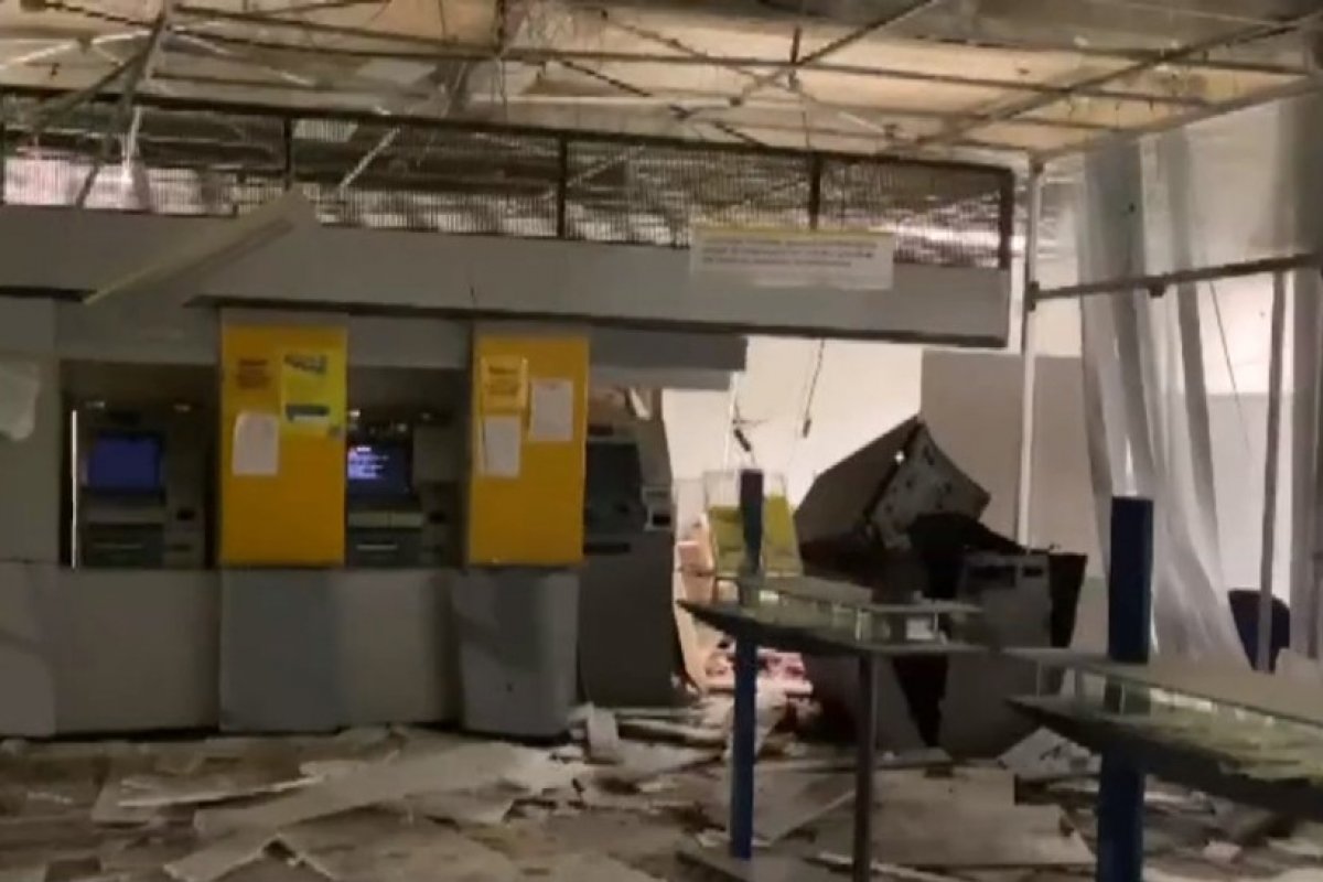Grupo armado explode agência bancária e faz reféns em Ubaíra, na Bahia