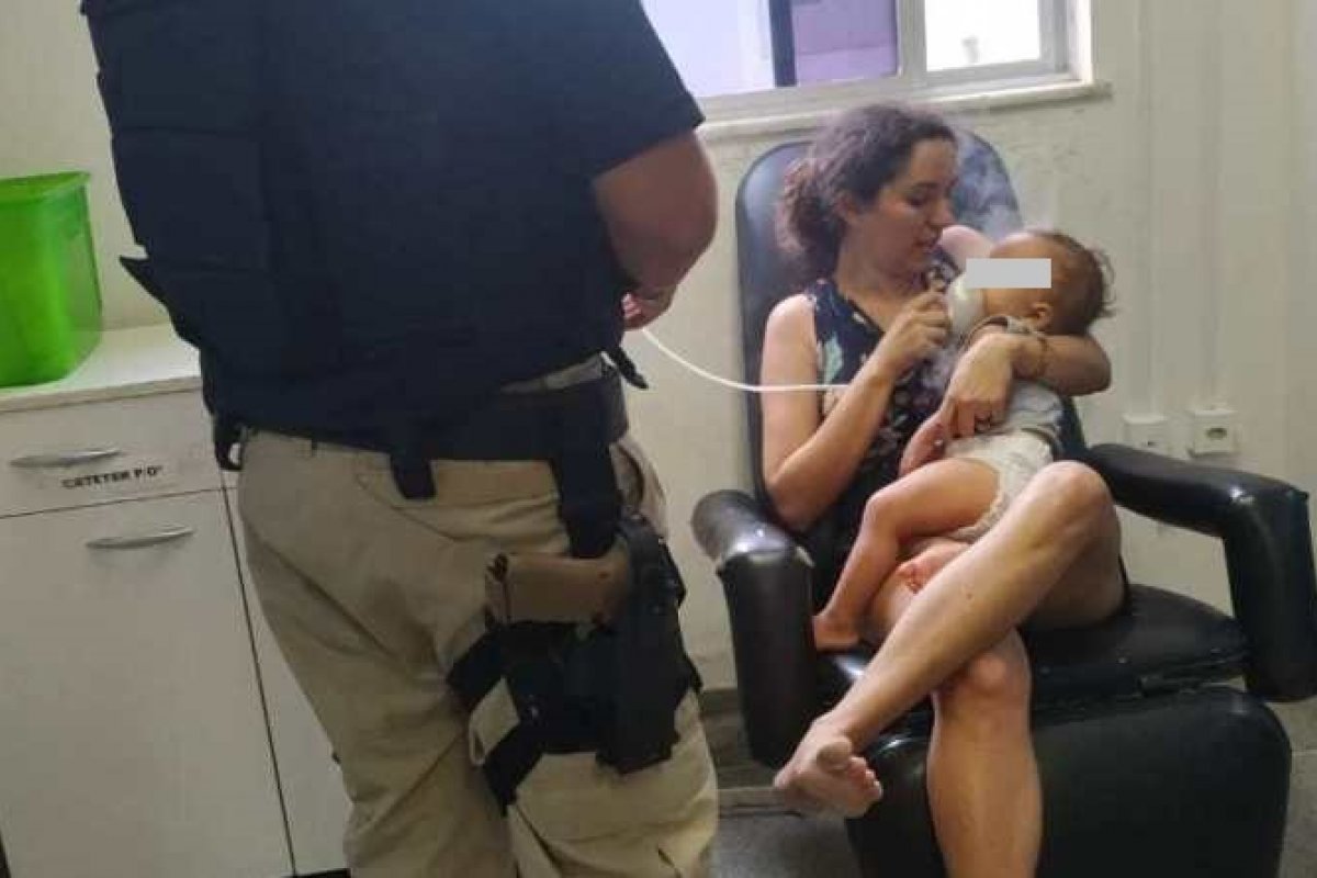 Criança com sinal de asfixia é socorrida pela polícia 