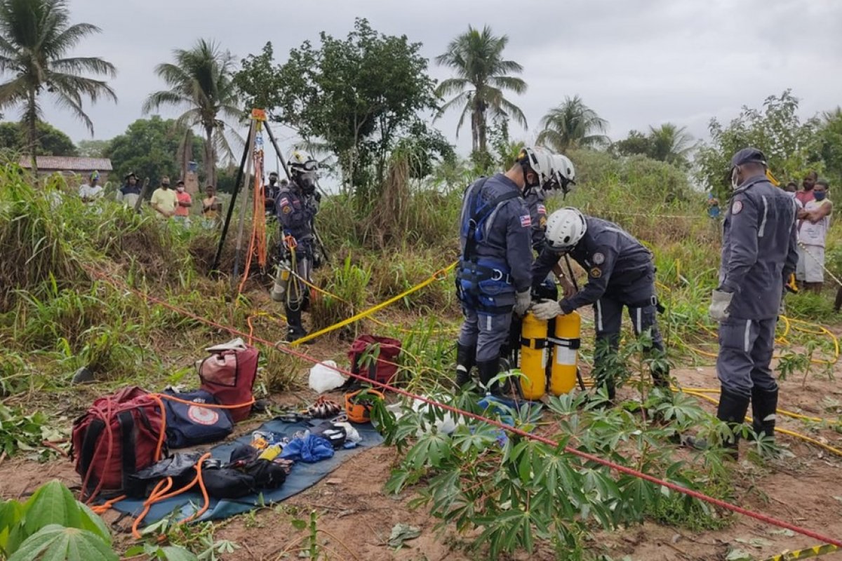 Adolescente cai e passa a noite em poço com cerca de 22 metros de profundidade na Bahia