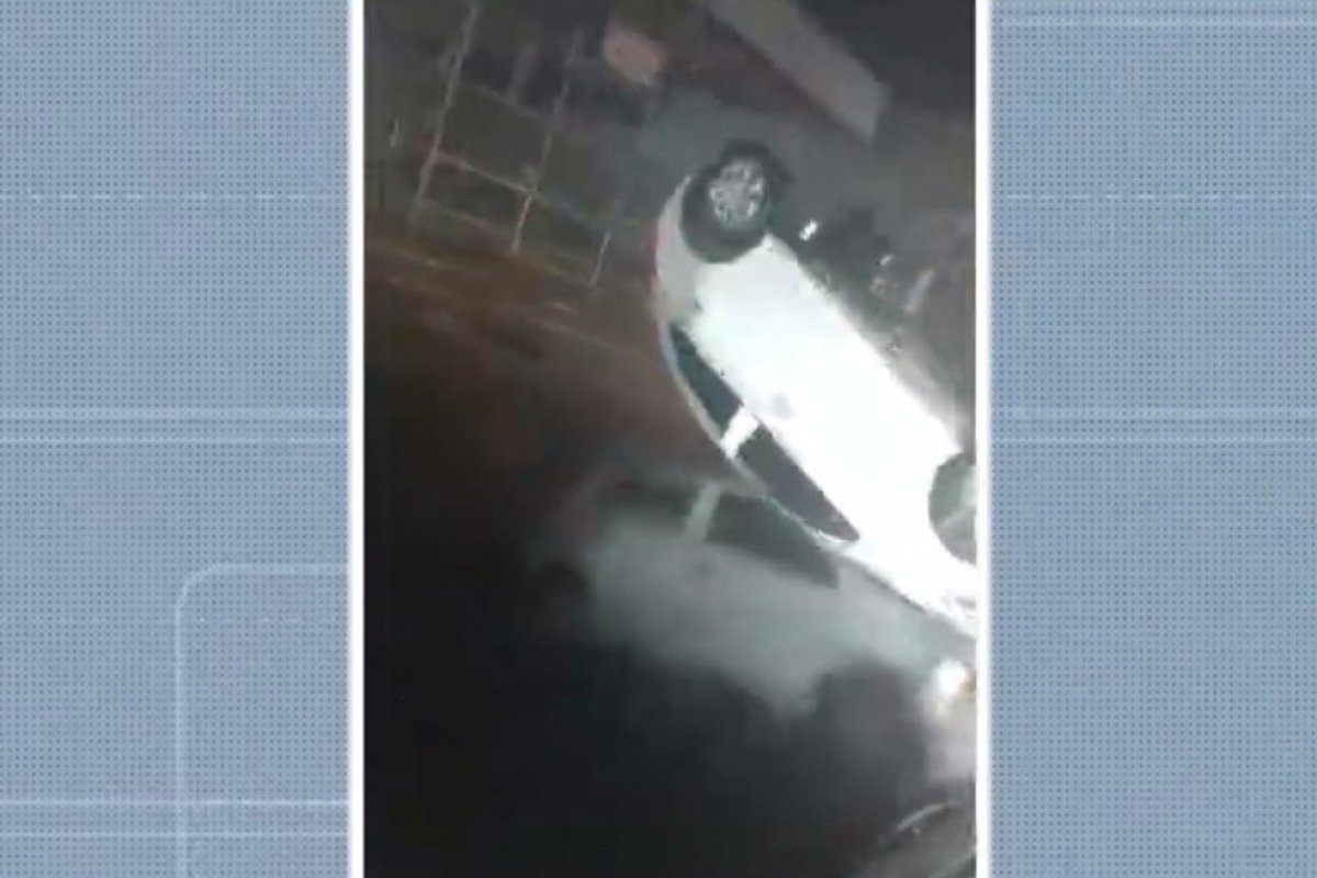 Motorista fica ferido após bater em outro carro e capotar na Av. Caminho de Areia, em Salvador