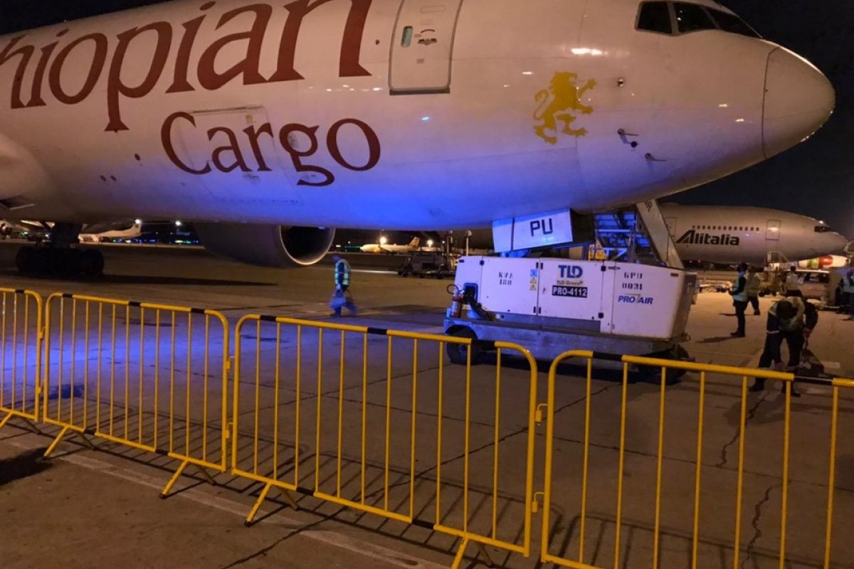 Medicamentos do "kit intubação" importados por empresas chegam ao aeroporto em Guarulhos