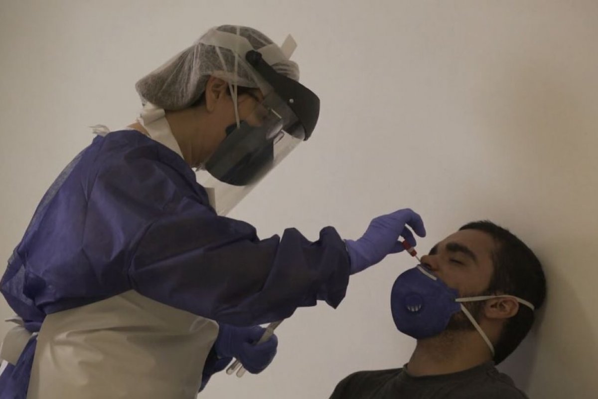 Contágio por Covid em jovens não garante imunidade para reinfecção, diz estudo