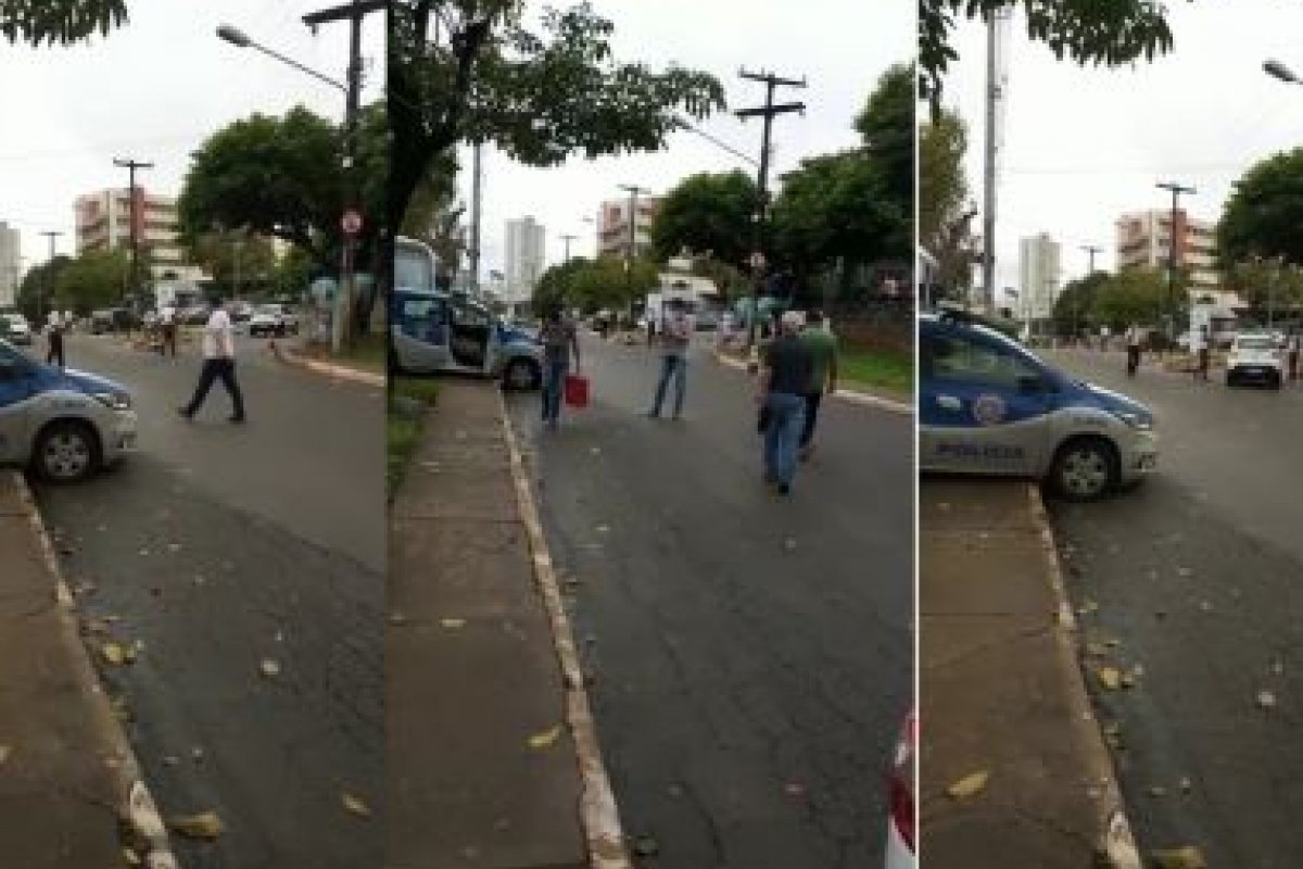 PM impede que carro de som de manifestação do Sindimed se aproxime do HGE