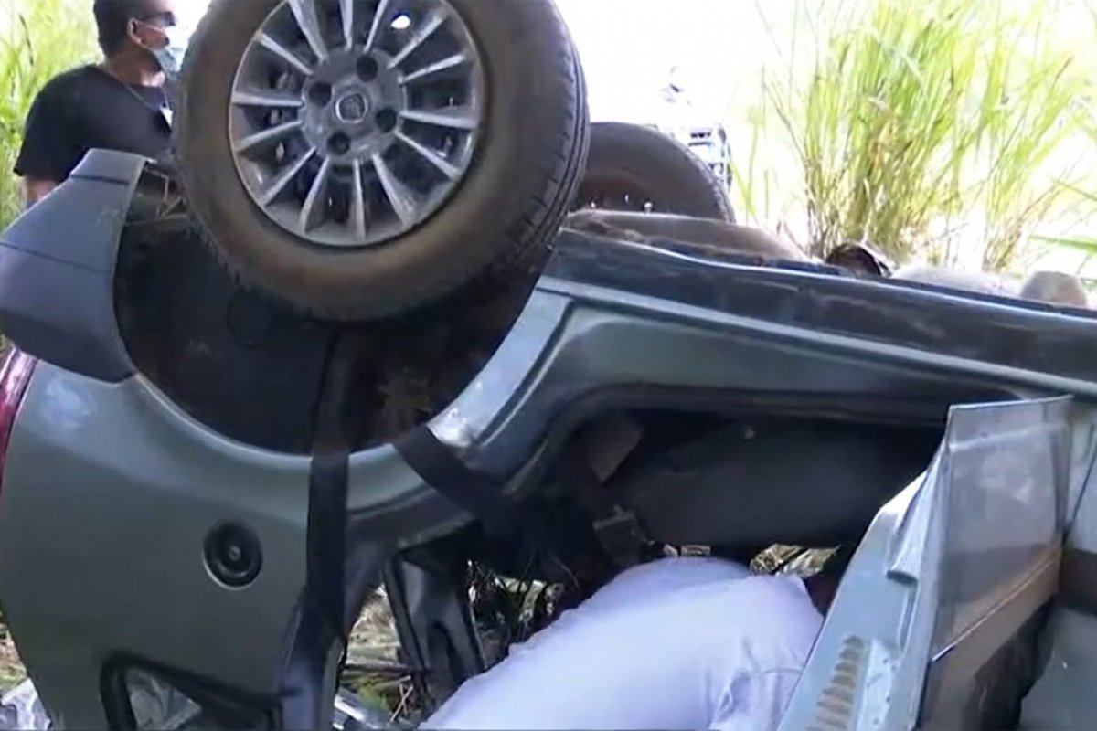 Cinco pessoas morrem após batida entre moto, carro e caminhões no sul da Bahia