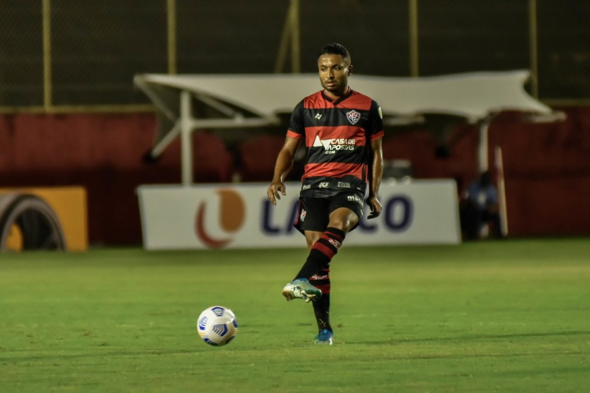 Contrato de Cedric, do Vitória, é renovado até dezembro de 2022