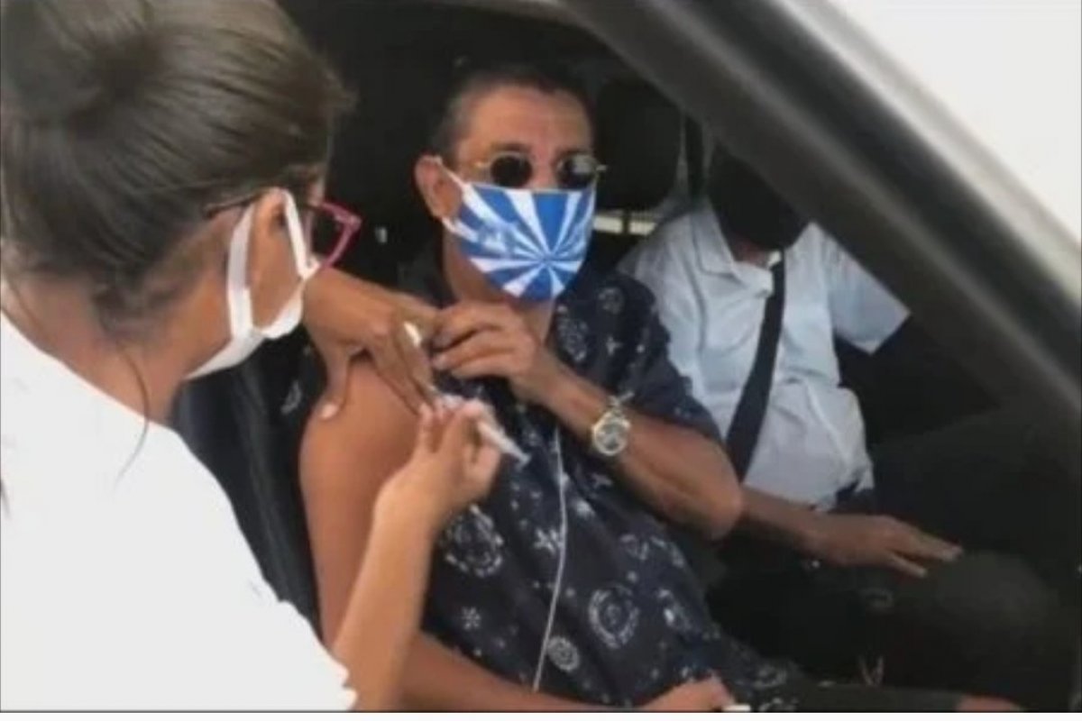 Zeca Pagodinho é vacinado contra a Covid-19