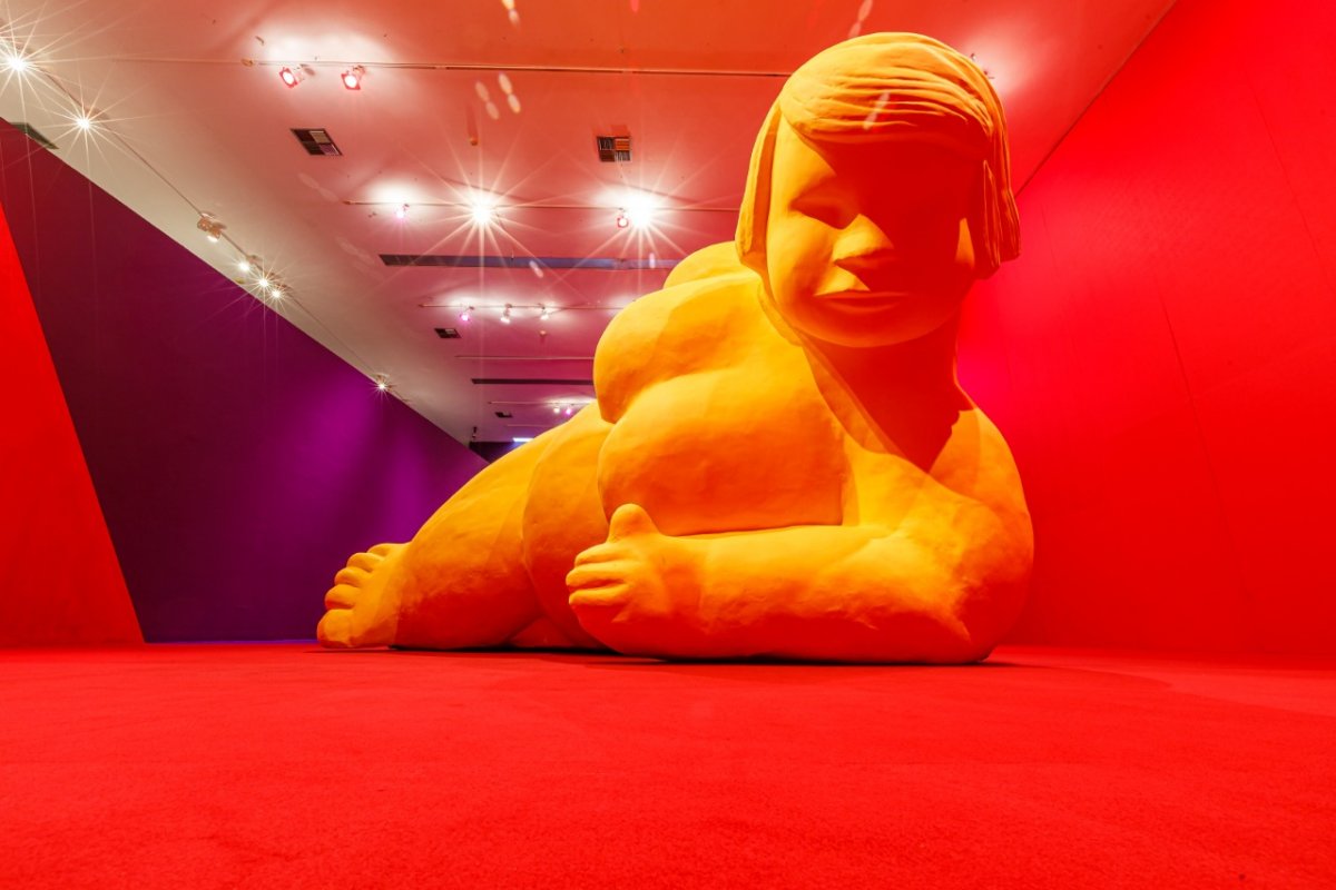 “Gordinha” de Eliana Kertész recepciona passageiros no Aeroporto de Salvador