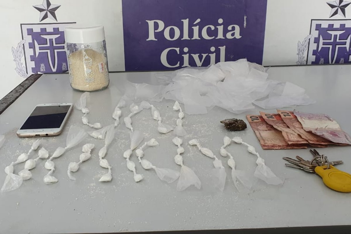 Suspeito de tráfico é flagrado com drogas e dinheiro