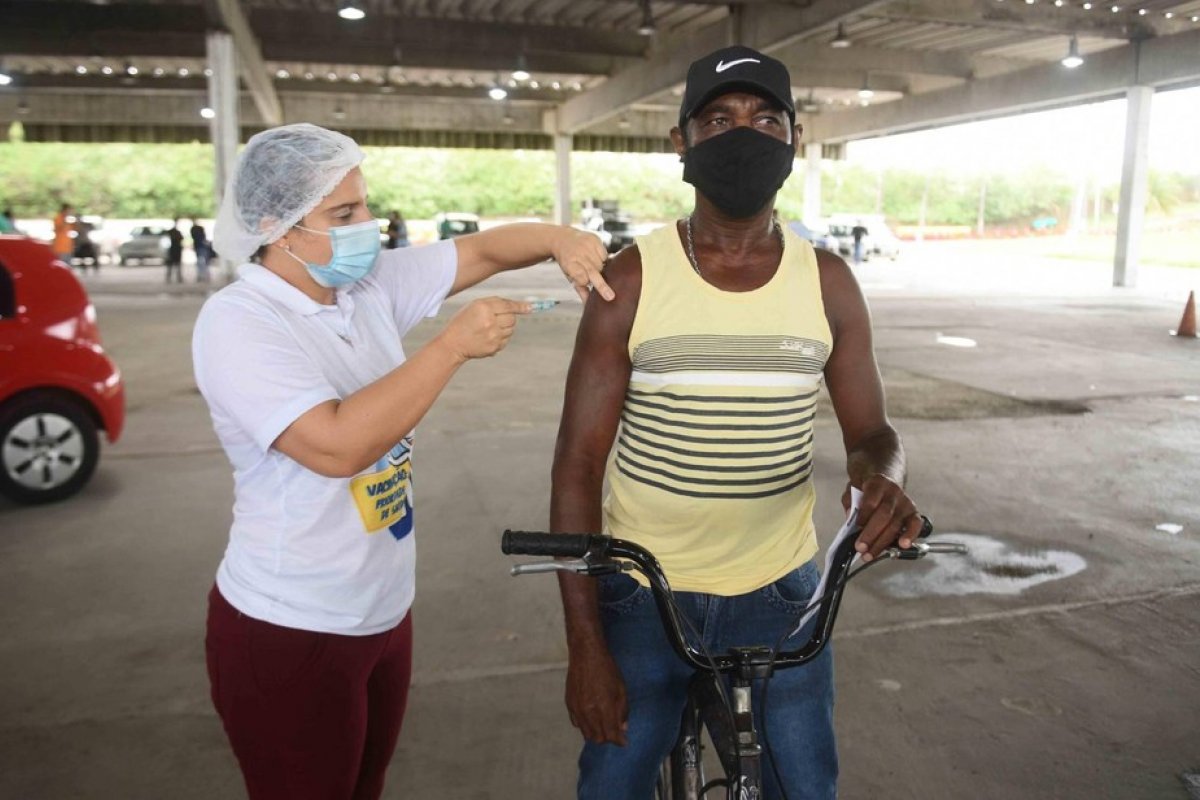 Primeira dose de vacina de idosos contra a Covid-19 e Salvador recomeça neste fim de semana
