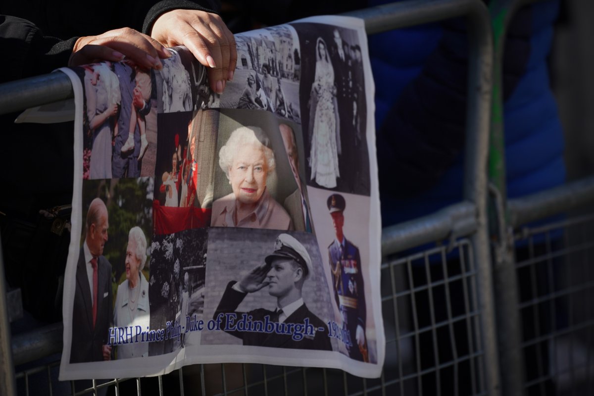 Súditos levam homenagens a príncipe Philip em funeral