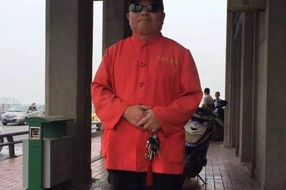 Inspetor chinês ajuda pessoas a não cometer suicídio em ponte há mais de 18 anos