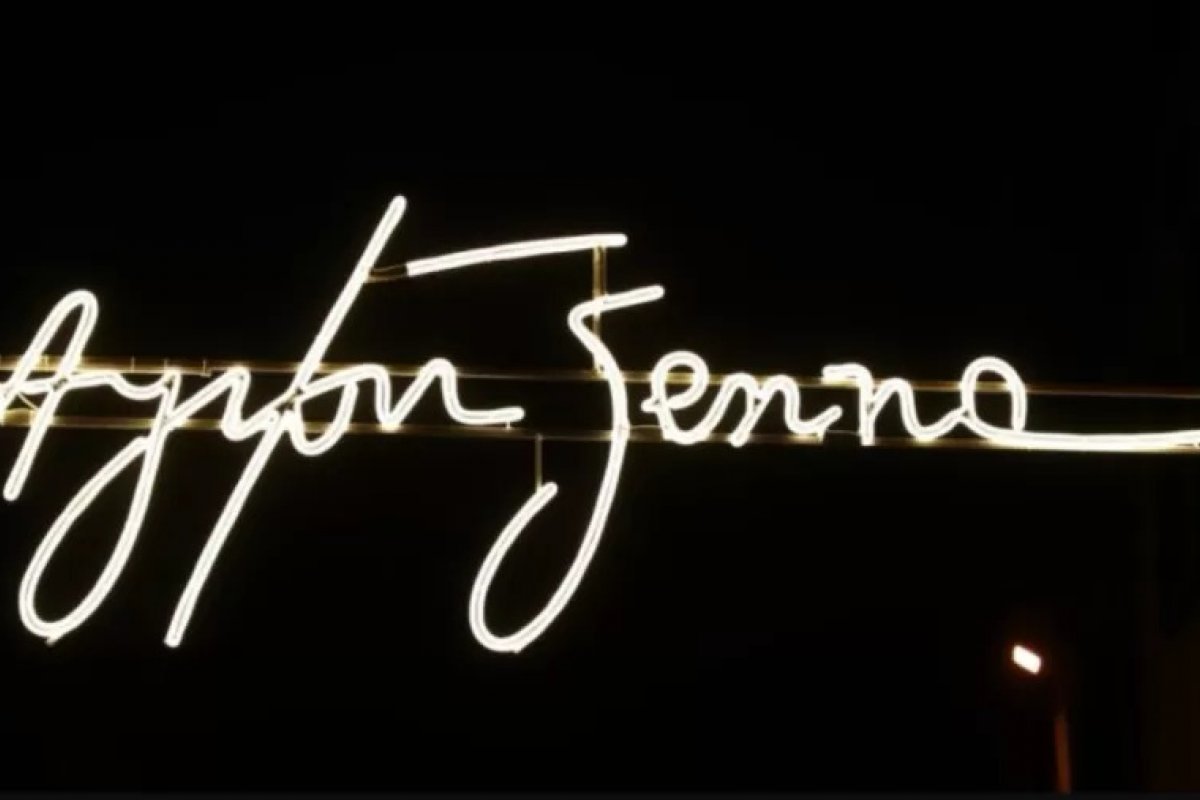 Leilão na Itália vende letreiro com frase de Senna que podem custar até R$ 23 mil