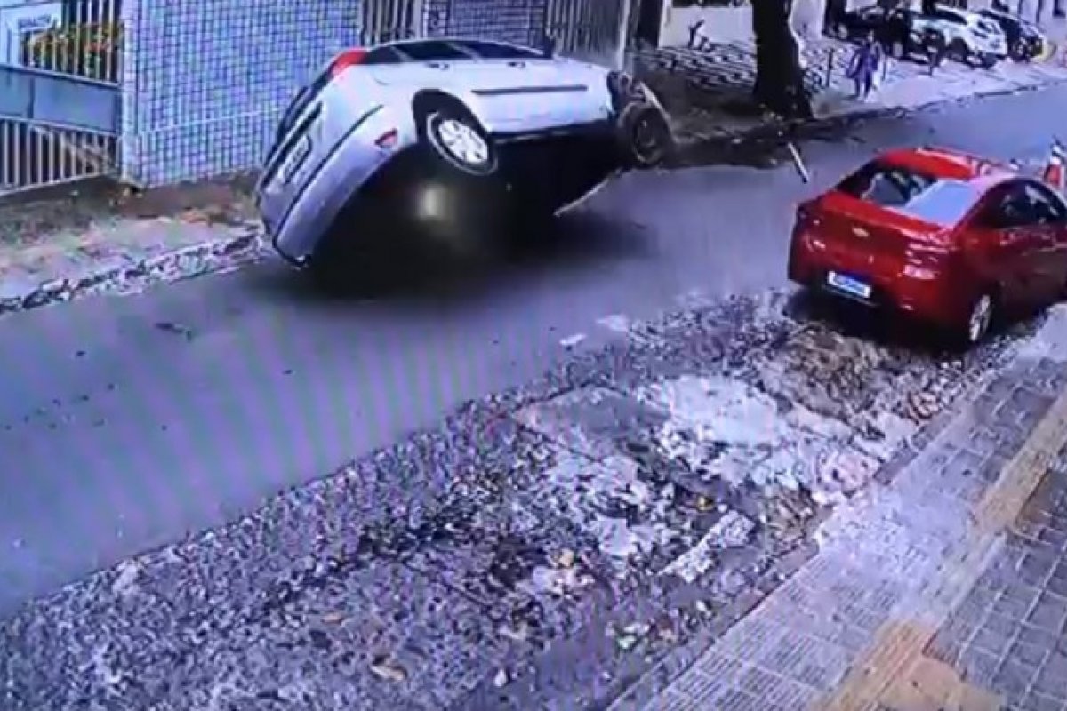 Carro capota após bater em veículo estacionado no bairro da Barra, em Salvador