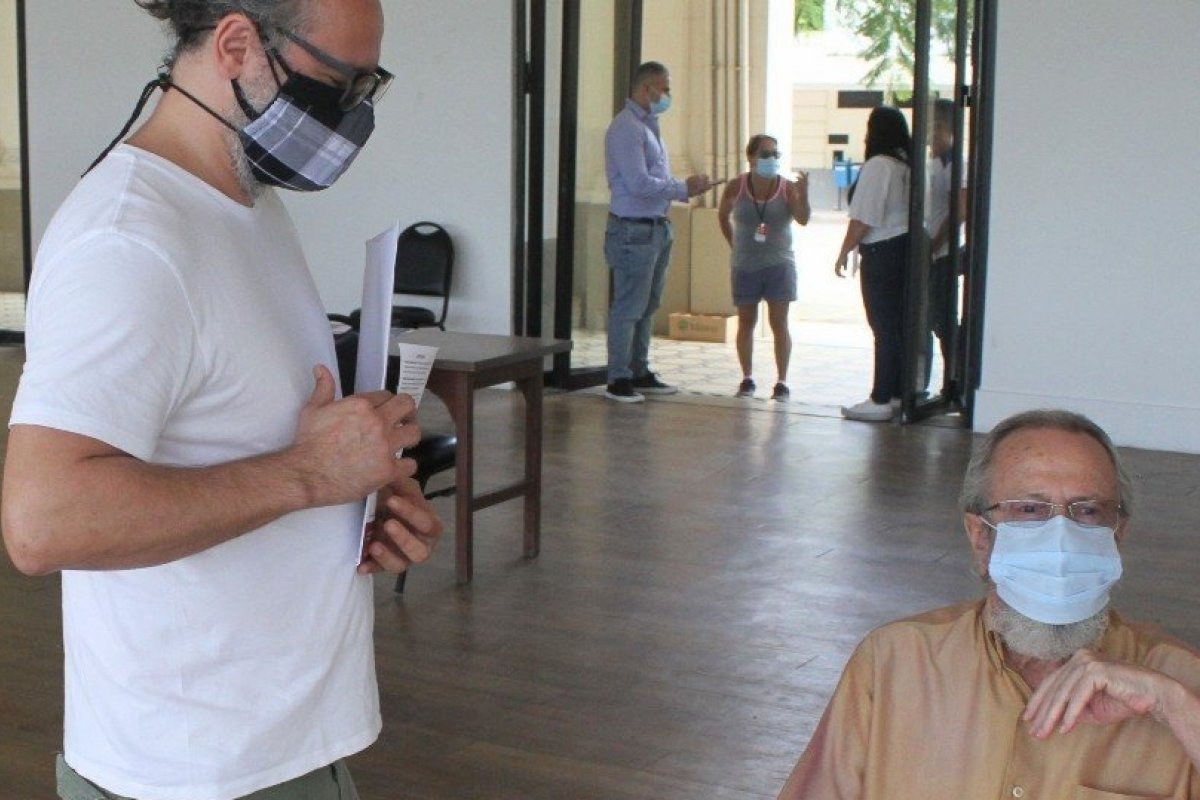 Amor de filho! Danton Mello leva o pai para ser vacinado contra Covid-19