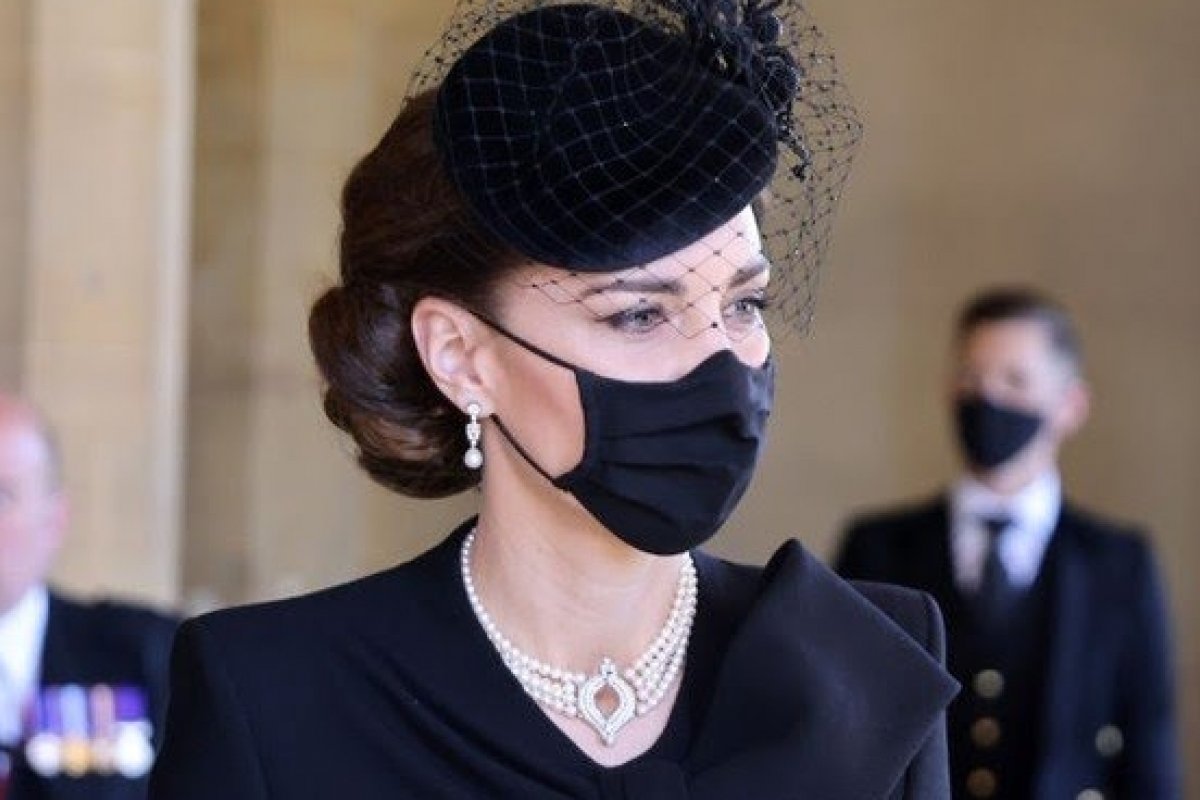 Kate Middleton usa colar da Rainha para o funeral do Príncipe Philip