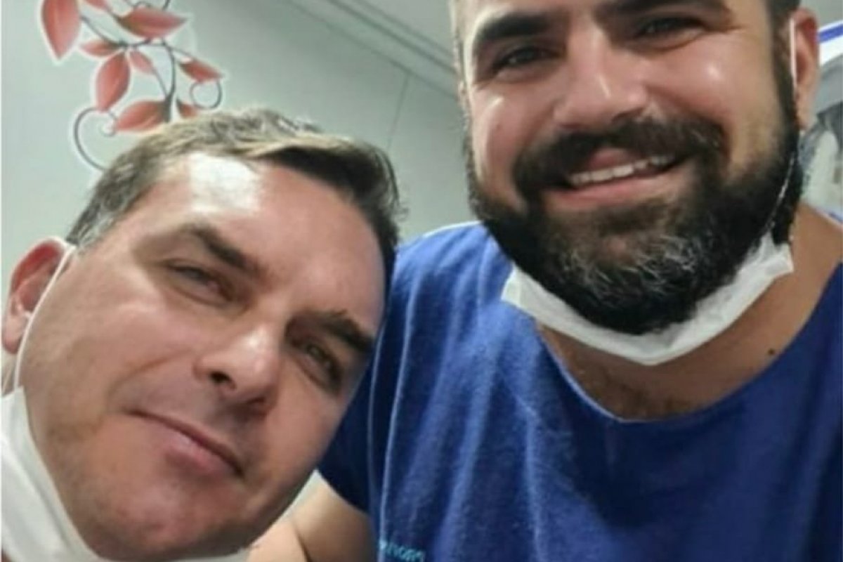 Vídeo: Flávio Bolsonaro sofre acidente de quadriciclo em praia do Ceará