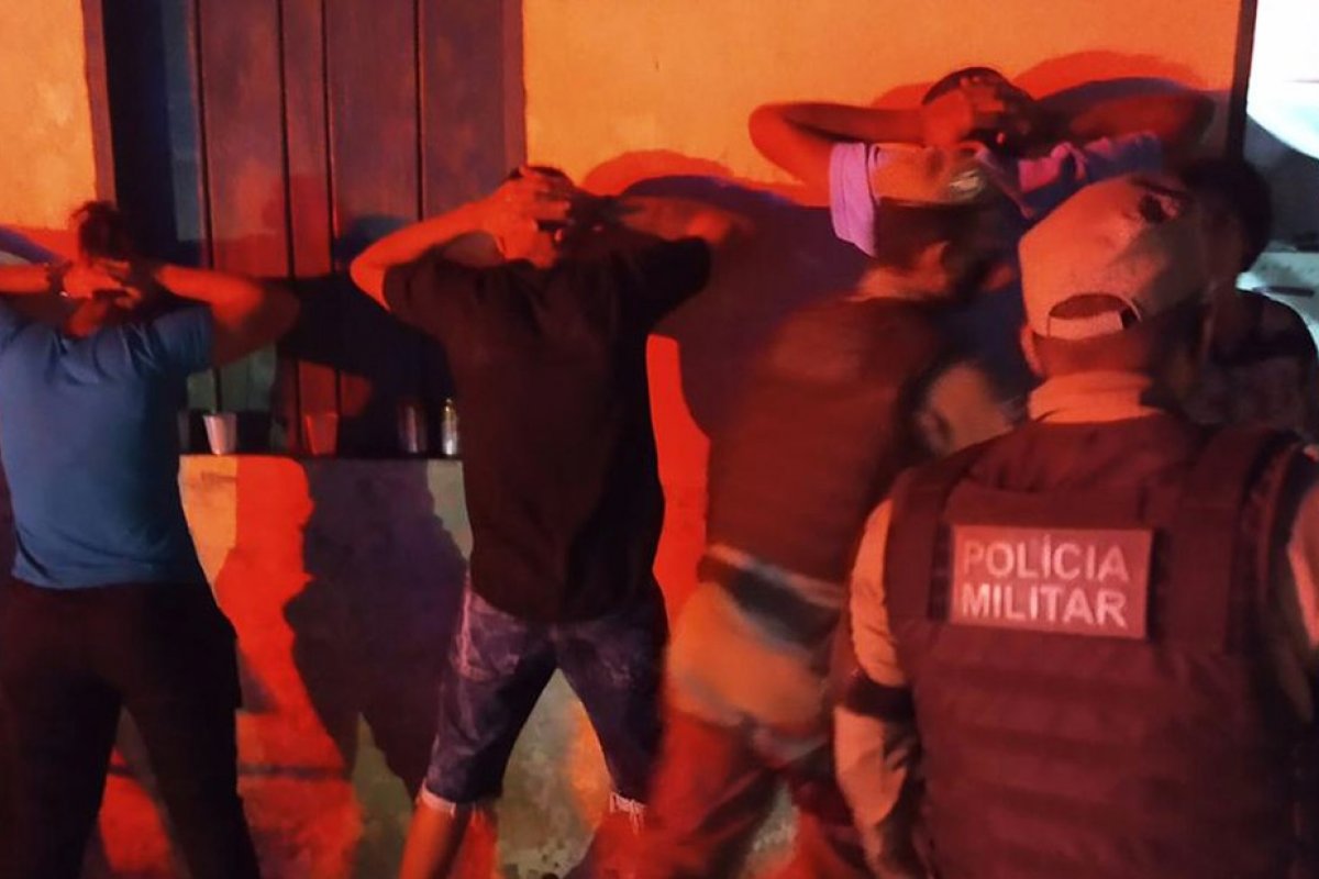 Homem é preso após ser flagrado pela polícia em festa clandestina com aglomeração no sudoeste da Bahia