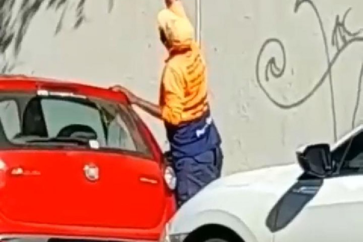 Vídeo: Guardador de carros é flagrado enquanto tentava "apagar" QR Code da Zona Azul
