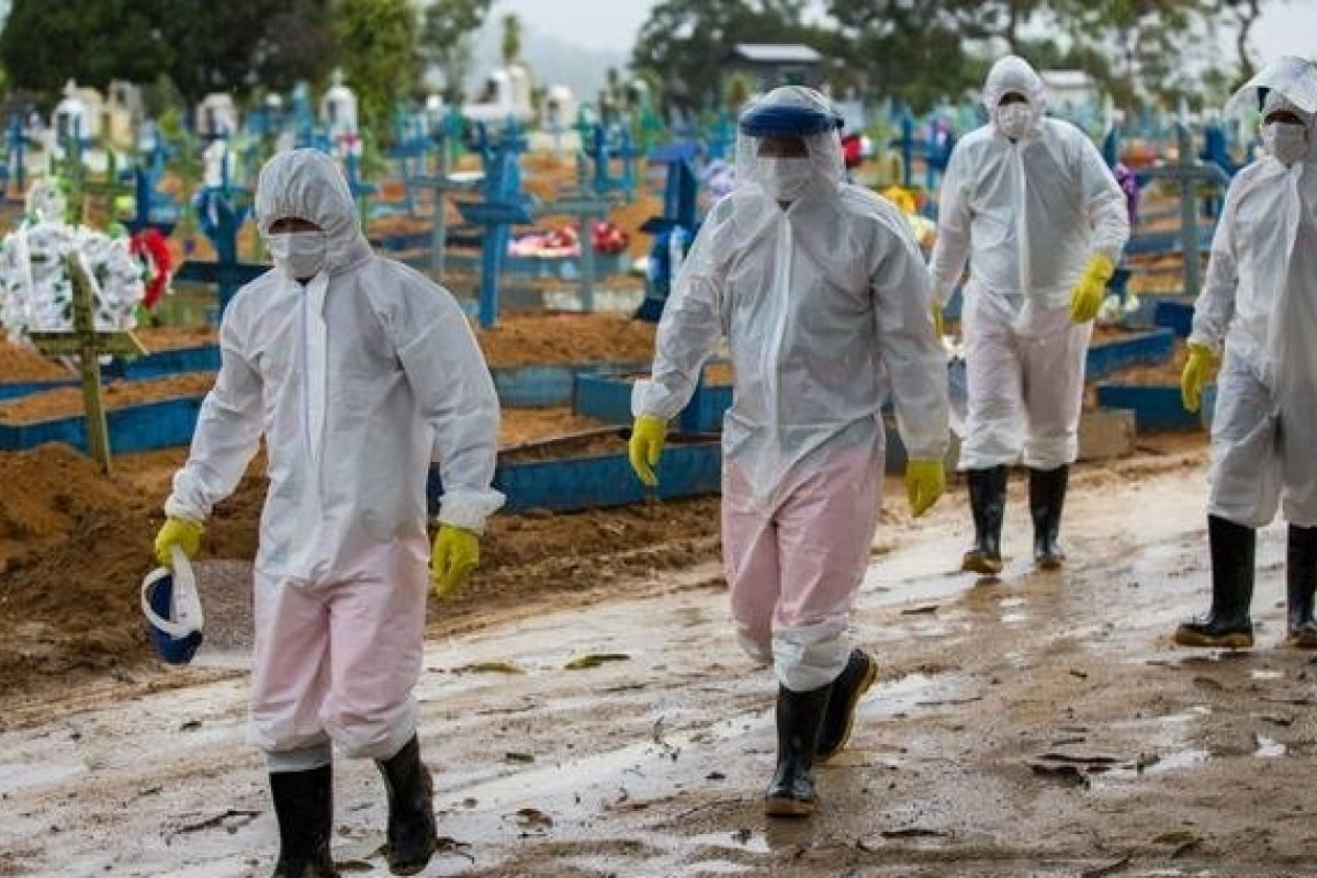 Brasil ultrapassa 371 mil mortos por Covid