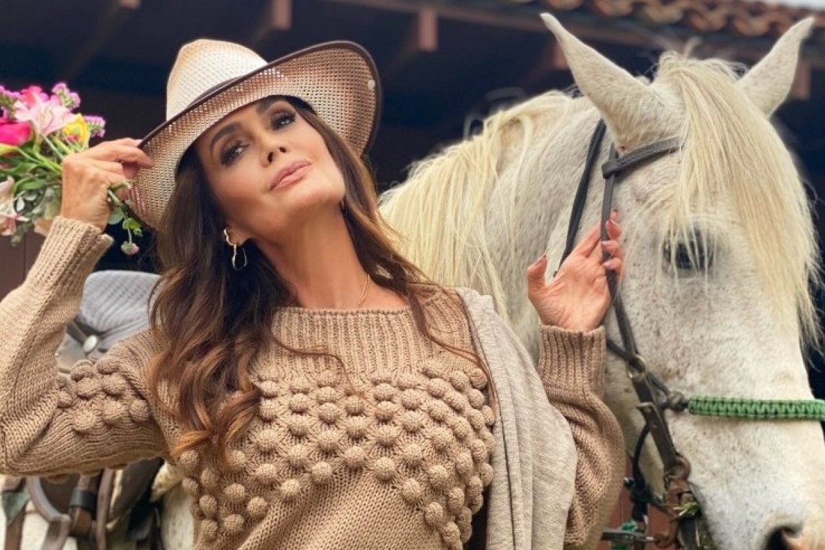 Influencer e produtora de moda Claudia Métne abre a temporada outono/ inverno 2021 em cenário campestre