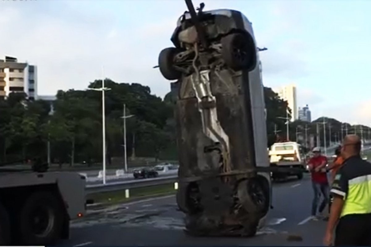 Carro de luxo fica destruído após cair em vala na Av. ACM, em Salvador