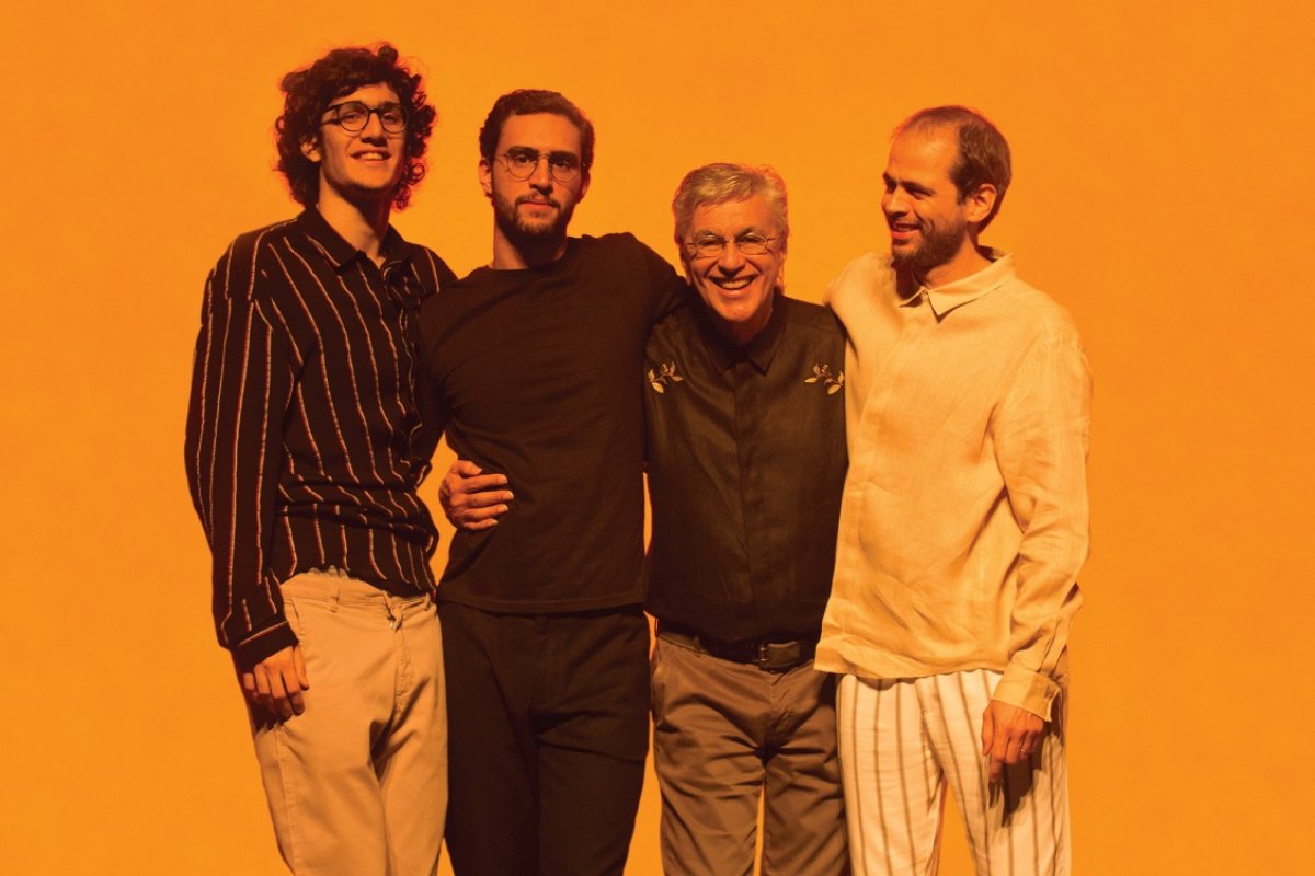 Ao lado dos filhos, Caetano Veloso anuncia show 'Ofertório' em Salvador